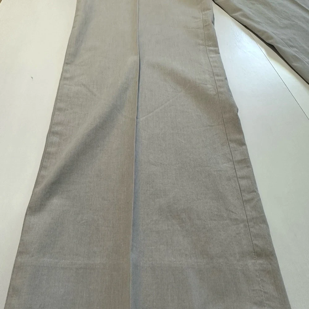 Banana republic men’s 36/32 classic fit pants, light gray, front/back pockets‎